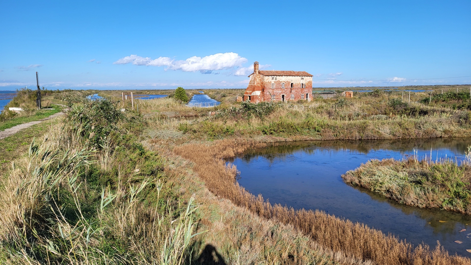 Casone abbandonato tra canali e barene nella Laguna di Venezia