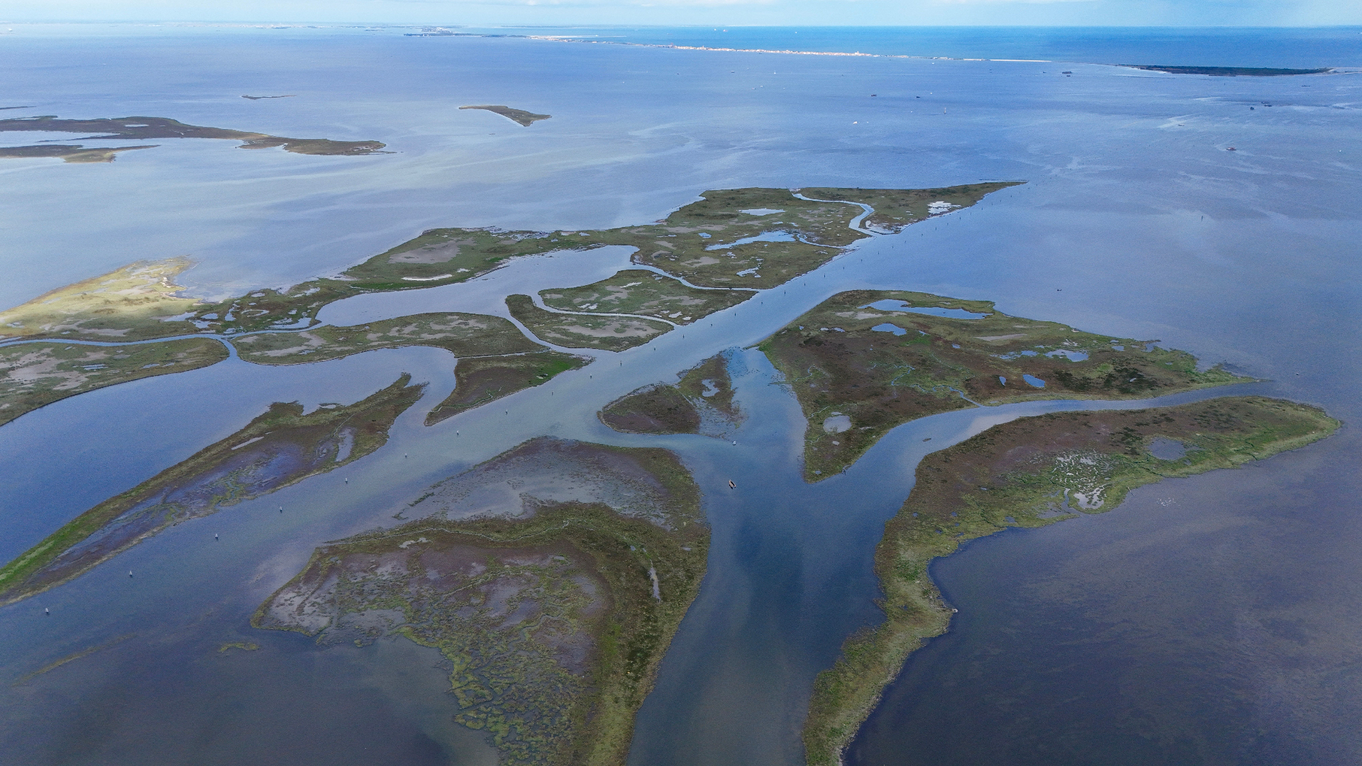 Vista aerea della Laguna di Venezia con isole, barene e canali che si intrecciano
